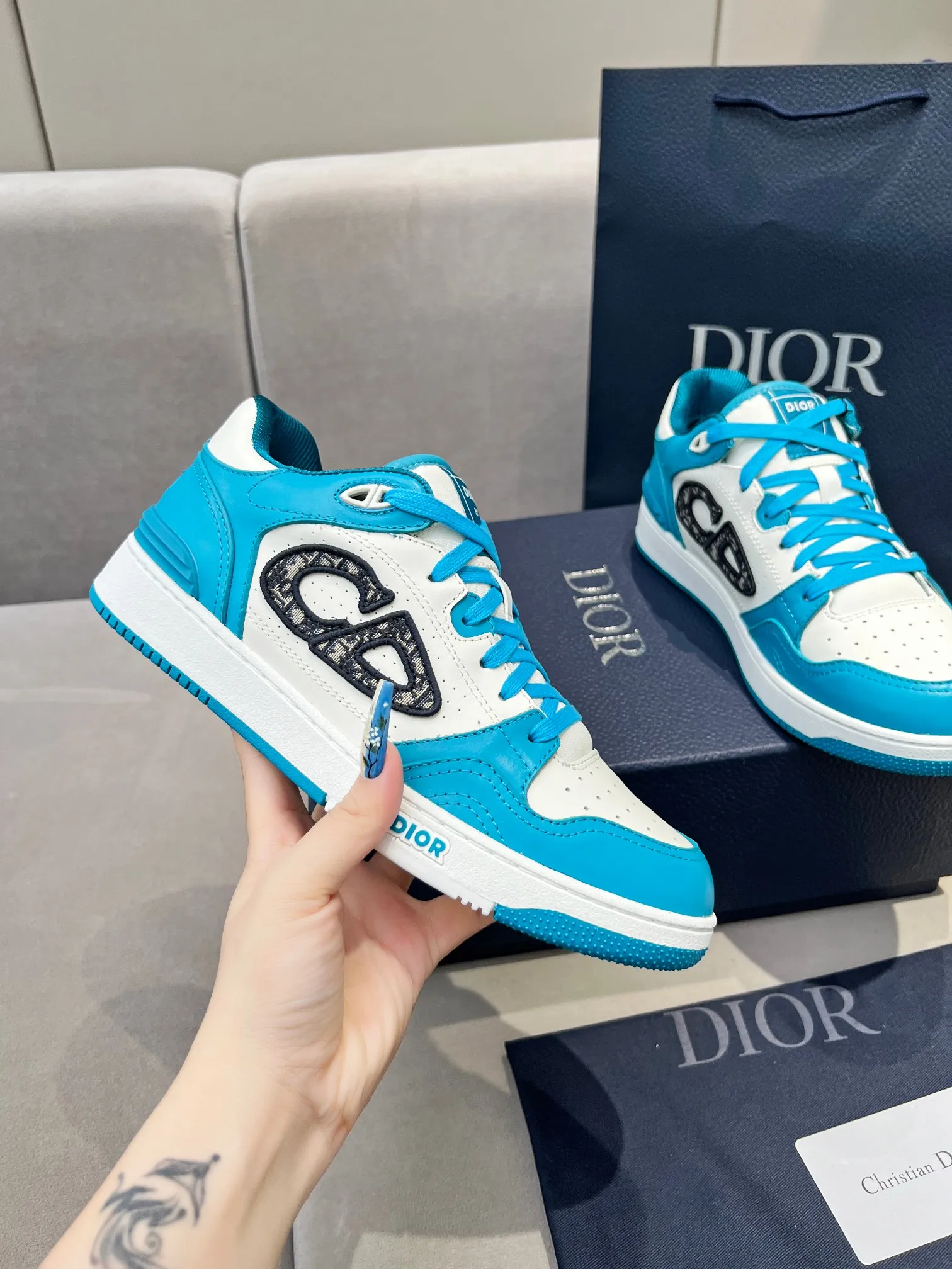 Men's Men's Shoes 💰600 Dior DiorB57 top version of low-top sneakers! ! ! Green with beige smooth first-layer cowhide, fully oiled edges, T men's shoes 💰U outsole.  The 2024 autumn men's wear series has made a wonderful debut, a new classic item launched by Dior. Crafted from smooth first-grain cow leather in vibrant green and beige, it's accented with tonal Oblique embossed labels on the sides. The distinctive laces of the same color match the color of the shoe body, and the opening and closing are decorated with various classic details on the tongue, sole and back side to enhance the style. The eyelet details, upper stitching and heel strip panels of the same color highlight the dynamic charm of its sports style. Exclusive two-color molded T men's shoes 💰U outsole is light, comfortable, non-slip and wear-resistant, the mesh lining and feet are customized with original colors, soft and breathable. Exquisite production technology highlights the grade, and can be matched with all kinds of clothing to create a refined look.